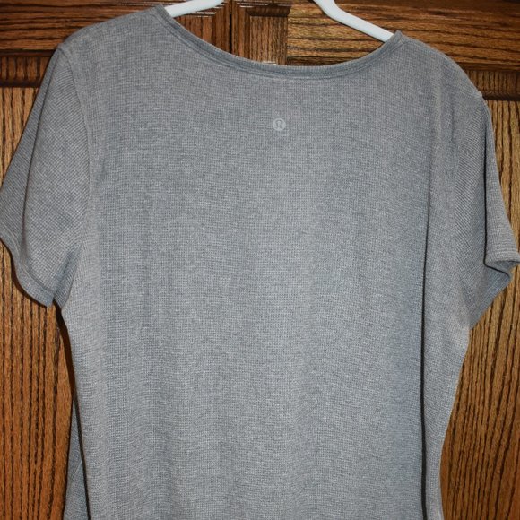 Lululemon Gray Waffle Weave Short Sleeve Tee size 12 EUC - Picture 4 of 4